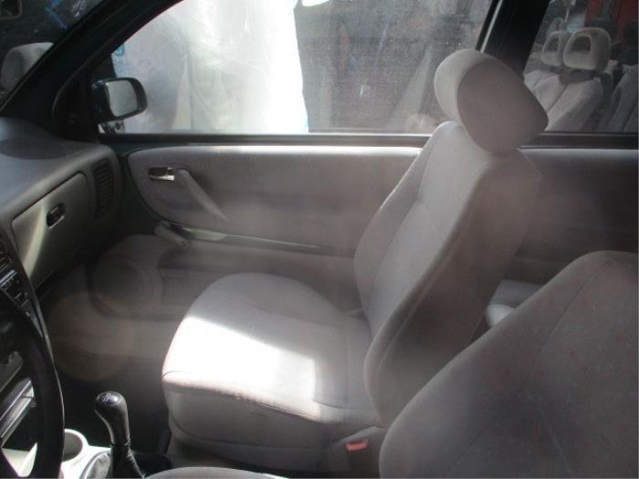 Siège droit d'un Seat Arosa (6H1) 1.4 MPi 2000