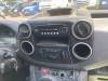 Radio CD player from a Peugeot Partner (GC/GF/GG/GJ/GK), 2008 / 2018 1.6 HDI 75 16V, Delivery, Diesel, 1.560cc, 55kW (75pk), FWD, DV6BUTED4; 9HT, 2008-04 / 2018-12, GC9HT; GF9HT; 7A9HT; 7B9HT; 7D9HT 2009