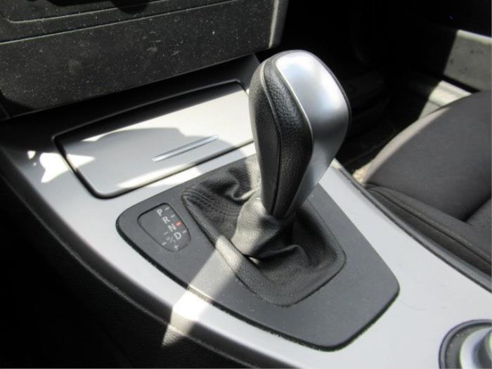 Levier de sélection automatique d'un BMW 3 serie Touring (E91) 318i 16V 2008