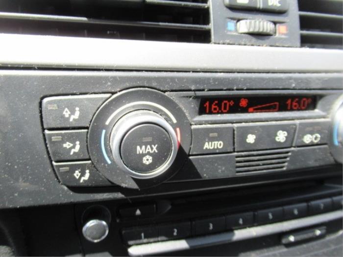 Panel Climatronic de un BMW 3 serie Touring (E91) 318i 16V 2008