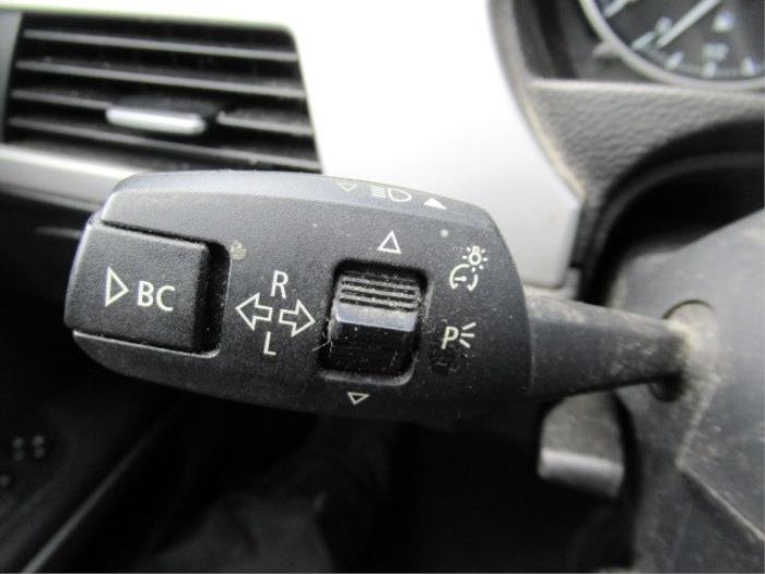 Interruptor de indicador de dirección de un BMW 3 serie Touring (E91) 318i 16V 2008