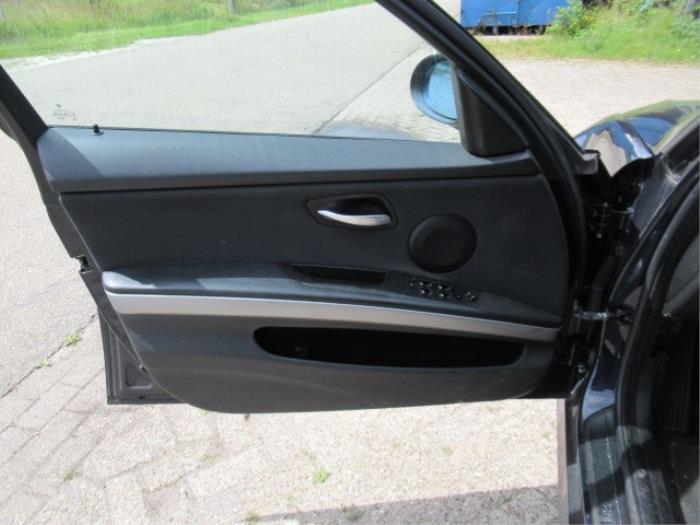 Tapicerka drzwi lewych przednich wersja 4-drzwiowa z BMW 3 serie Touring (E91) 318i 16V 2008