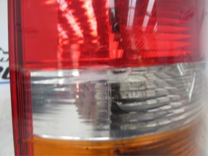 Luz trasera izquierda de un Volkswagen Transporter T5 2.5 TDi 2004