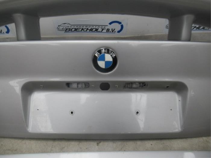 Jupe arrière d'un BMW 3 serie (E36/4) 320i 24V 1991