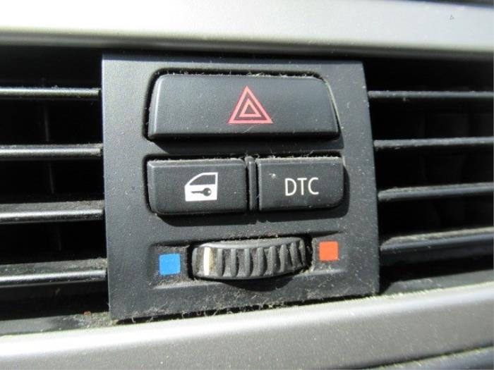 Central locking switch from a BMW 3 serie Touring (E91) 318i 16V 2008