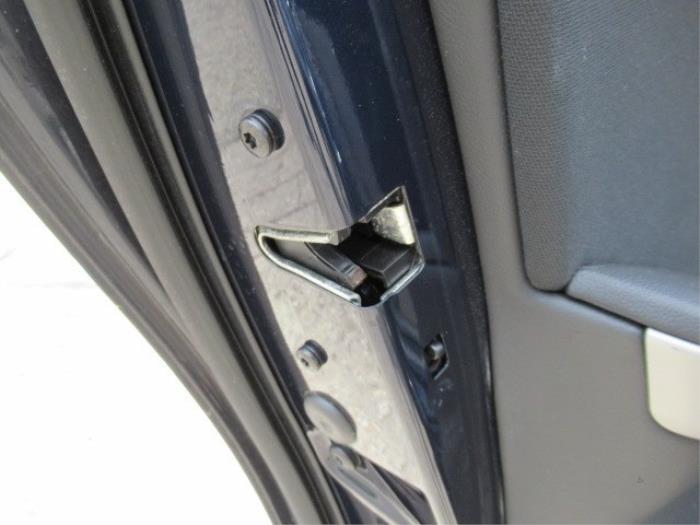 Door lock mechanism 4-door, front left from a BMW 3 serie Touring (E91) 318i 16V 2008