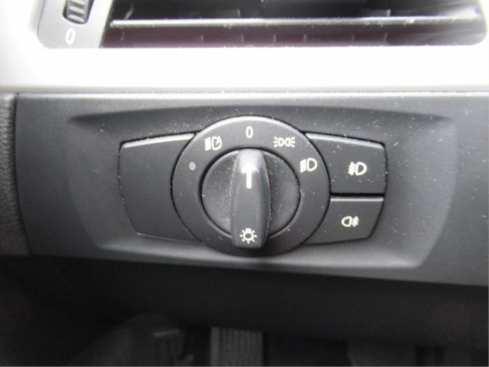 Interruptor de luz de un BMW 3 serie Touring (E91) 318i 16V 2008