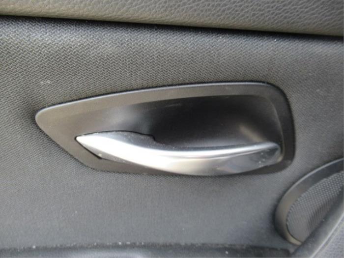 Door handle 4-door, front left from a BMW 3 serie Touring (E91) 318i 16V 2008