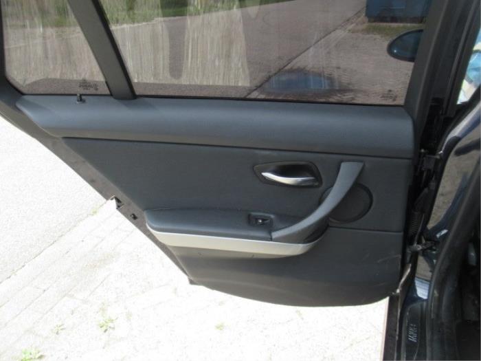 Revêtement portière 4portes arrière gauche d'un BMW 3 serie Touring (E91) 318i 16V 2008