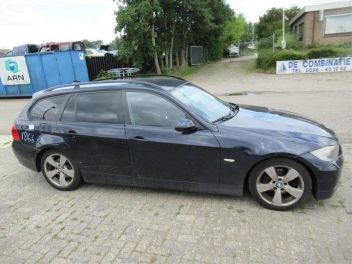 Wiper mechanism from a BMW 3 serie Touring (E91) 318i 16V 2008