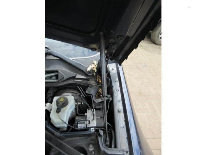Depósito de líquido de freno de un BMW 3 serie Touring (E91) 318i 16V 2008