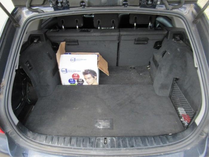 Plaque sol coffre d'un BMW 3 serie Touring (E91) 318i 16V 2008