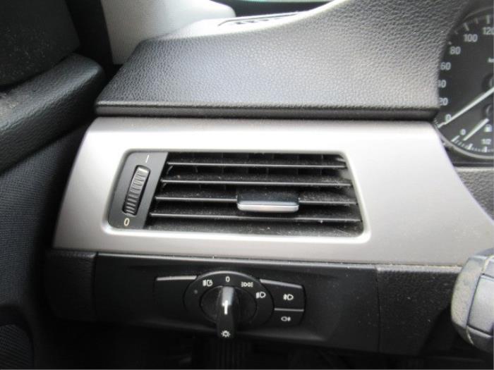 Kratka wentylacyjna deski rozdzielczej z BMW 3 serie Touring (E91) 318i 16V 2008