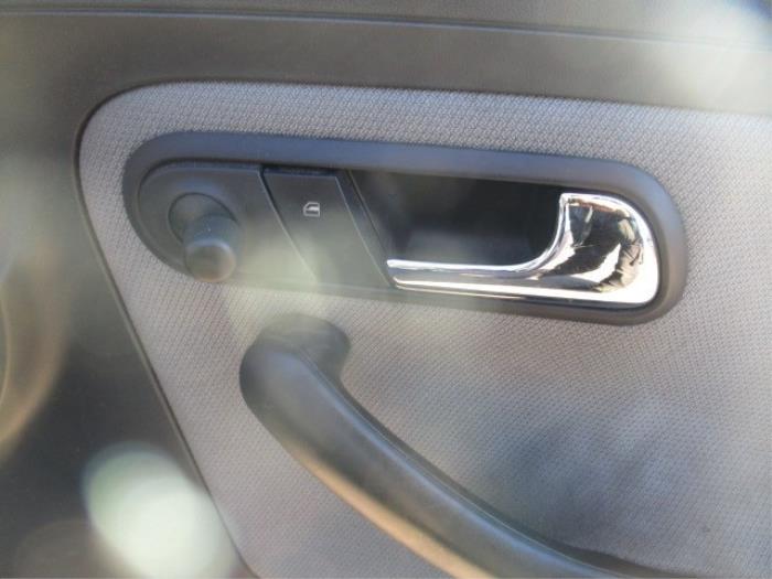 Manija de puerta de 2 puertas derecha de un Seat Ibiza III (6L1) 1.4 16V 75 2003
