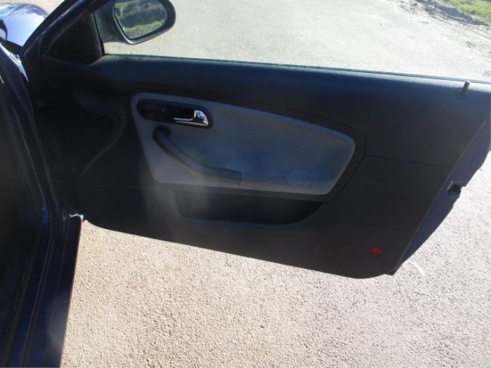 Revêtement portière 2portes droite d'un Seat Ibiza III (6L1) 1.4 16V 75 2003