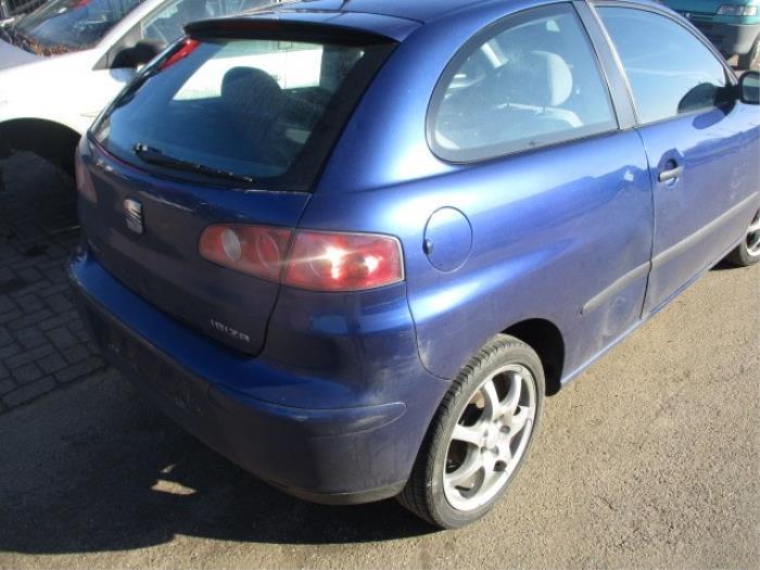 Panel lateral derecha detrás de un Seat Ibiza III (6L1) 1.4 16V 75 2003