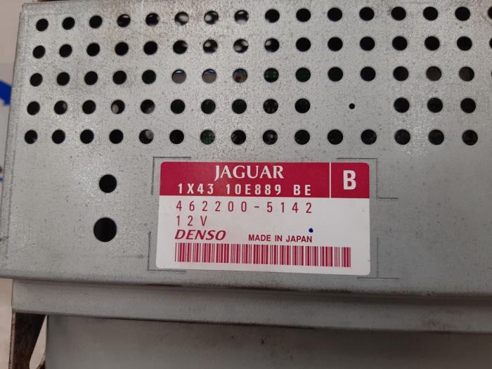 Reproductor de CD y radio de un Jaguar X-type 3.0 V6 24V 2002