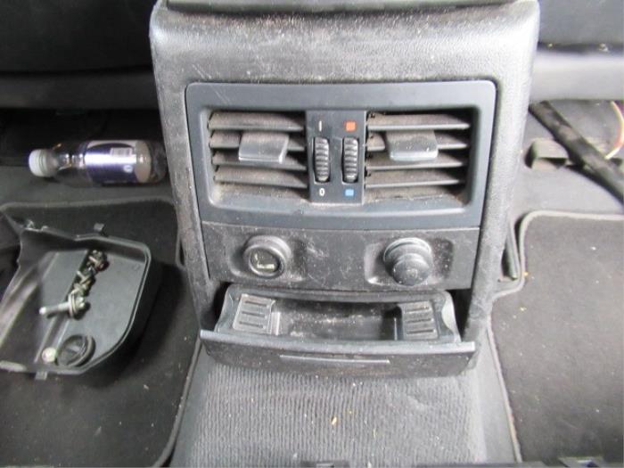 Dashboard vent from a BMW 3 serie Touring (E91) 318i 16V 2008
