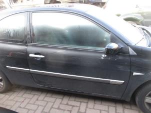 Używane Szyba drzwi prawych wersja 2-drzwiowa Renault Megane II (BM/CM) 1.4 16V 98 Cena € 50,00 Procedura marży oferowane przez Boekholt autodemontage B.V