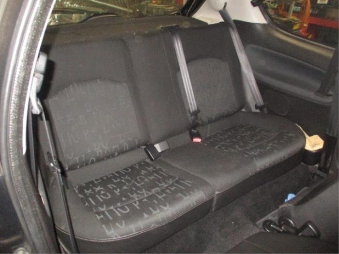 Insertion ceinture de sécurité arrière gauche d'un Peugeot 206 (2A/C/H/J/S) 1.4 XR,XS,XT,Gentry 2002
