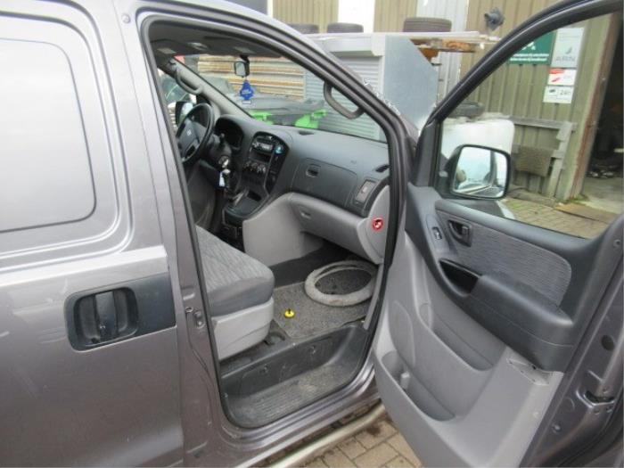 Door trim 2-door, right from a Hyundai H-300 2.5 CRDi 2009