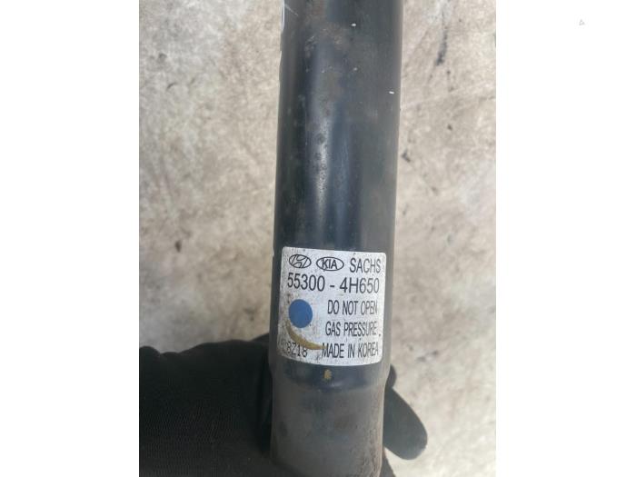 Rear shock absorber, left from a Hyundai H-300 2.5 CRDi 2009