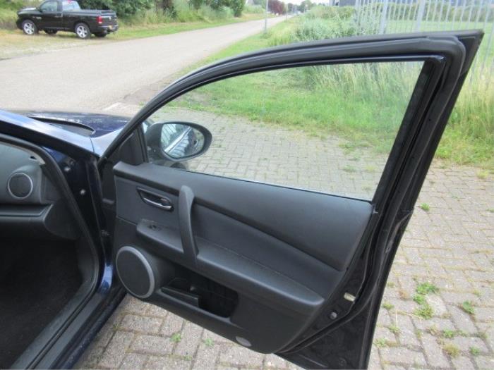 Tapizado de puerta de 4 puertas derecha delante de un Mazda 6 SportBreak (GH19/GHA9) 2.0 CiDT 16V 2008