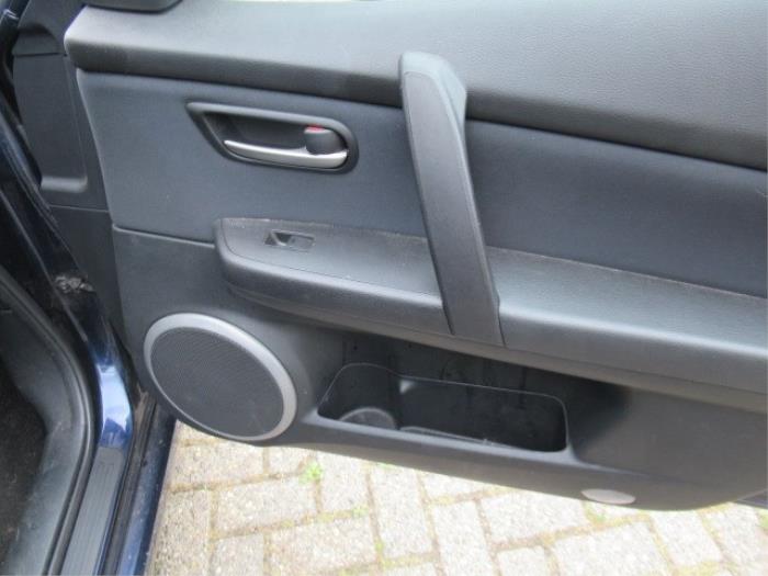 Tapizado de puerta de 4 puertas derecha delante de un Mazda 6 SportBreak (GH19/GHA9) 2.0 CiDT 16V 2008