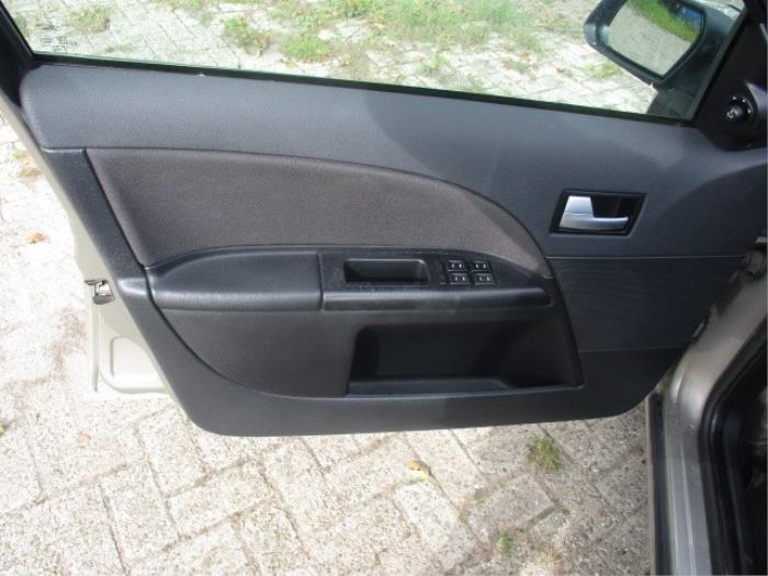 Tapicerka drzwi lewych przednich wersja 4-drzwiowa z Ford Mondeo III Wagon 1.8 16V 2003