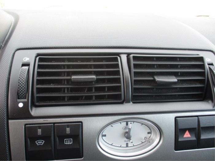 Rejilla de aire de salpicadero de un Ford Mondeo III Wagon 1.8 16V 2003