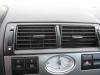Kratka wentylacyjna deski rozdzielczej z Ford Mondeo III Wagon, 2000 / 2007 1.8 16V, Kombi, Benzyna, 1.798cc, 92kW (125pk), FWD, CHBA; CHBB, 2000-10 / 2003-05 2003