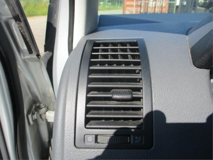 Dashboard vent from a Volkswagen Polo IV (9N1/2/3) 1.2 12V 2002
