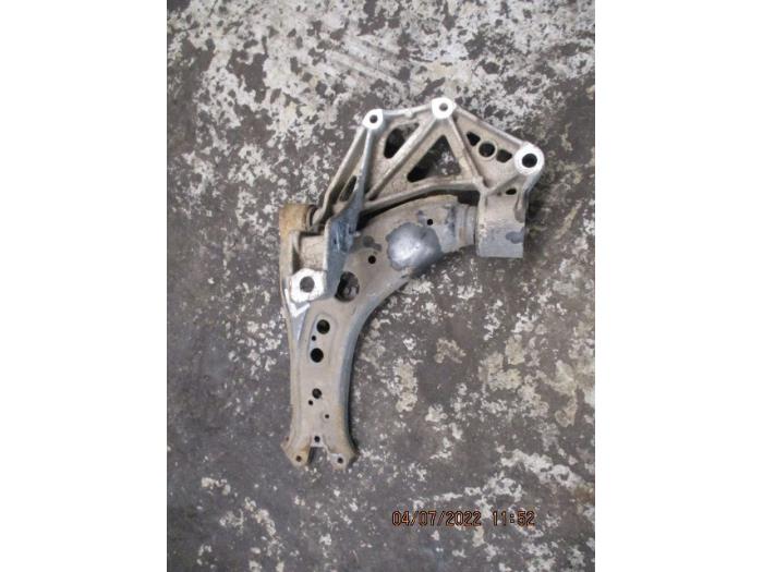 Front wishbone, left from a Volkswagen Polo IV (9N1/2/3) 1.2 12V 2002