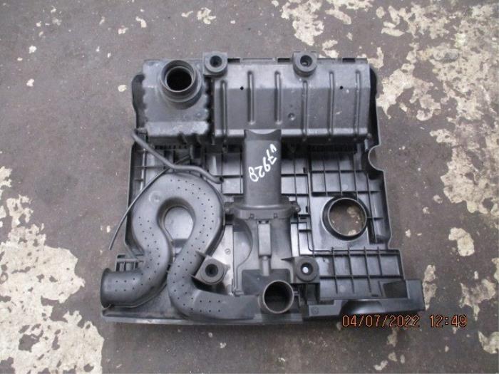 Engine cover from a Volkswagen Polo IV (9N1/2/3) 1.2 12V 2002