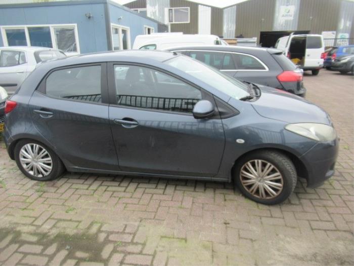 Używane Podsufitka Mazda 2 (DE) 1.4 CDVi 16V Cena € 100,00 Procedura marży oferowane przez Boekholt autodemontage B.V