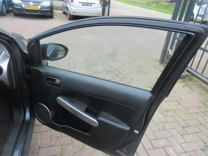 Front door trim 4-door, right from a Mazda 2 (DE) 1.4 CDVi 16V 2008