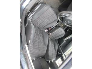 Używane Fotel prawy Mazda 2 (DE) 1.4 CDVi 16V Cena € 100,00 Procedura marży oferowane przez Boekholt autodemontage B.V
