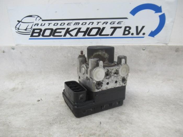 Usados Pompa ABS Toyota Previa (R3) 2.0 D-4D 16V Precio € 49,00 Norma de margen ofrecido por Boekholt autodemontage B.V