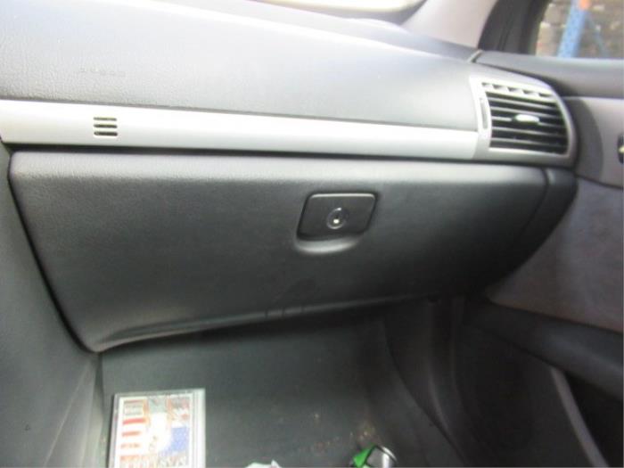 Glovebox from a Peugeot 407 SW (6E) 1.8 16V 2005