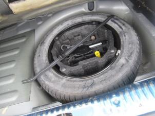 Usagé Mécanique de levage roue de secours Peugeot 407 SW (6E) 1.8 16V Prix sur demande proposé par Boekholt autodemontage B.V
