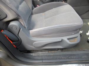 Używane Fotel prawy Peugeot 407 SW (6E) 1.8 16V Cena € 100,00 Procedura marży oferowane przez Boekholt autodemontage B.V