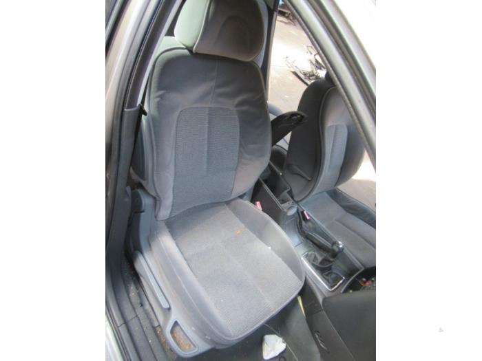 Headrest from a Peugeot 407 SW (6E) 1.8 16V 2005