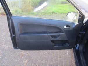 Używane Tapicerka drzwi lewych wersja 2-drzwiowa Ford Fiesta 5 (JD/JH) 1.4 16V Cena € 40,00 Procedura marży oferowane przez Boekholt autodemontage B.V