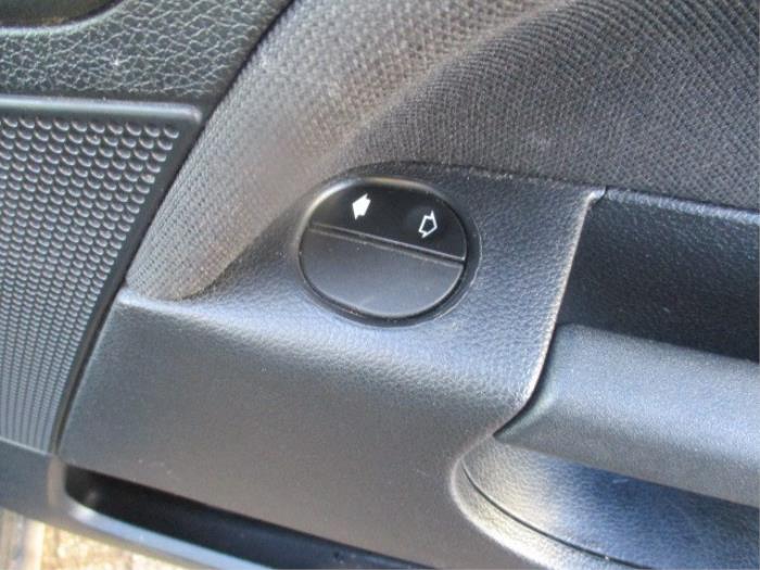 Commutateur vitre électrique d'un Ford Fiesta 5 (JD/JH) 1.4 16V 2006