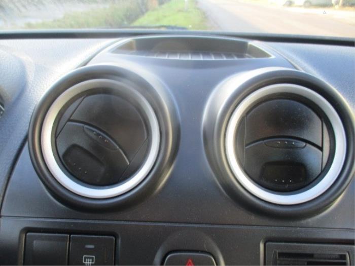 Kratka wentylacyjna deski rozdzielczej z Ford Fiesta 5 (JD/JH) 1.4 16V 2006