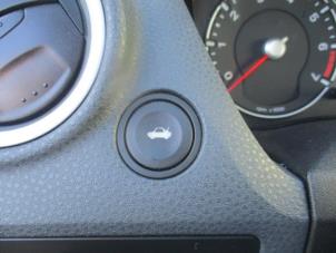 Usados Interruptor del portón trasero Ford Fiesta 5 (JD/JH) 1.4 16V Precio € 20,00 Norma de margen ofrecido por Boekholt autodemontage B.V
