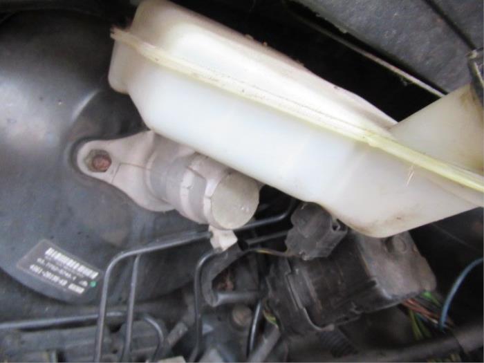 Depósito de líquido de freno de un Ford Fiesta 5 (JD/JH) 1.4 16V 2006