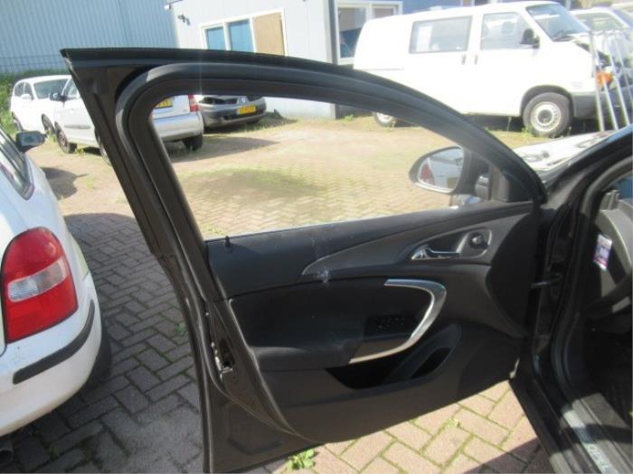 Tapizado de puerta de 4 puertas izquierda delante de un Opel Insignia Sports Tourer 2.0 CDTI 16V 160 Ecotec 2013