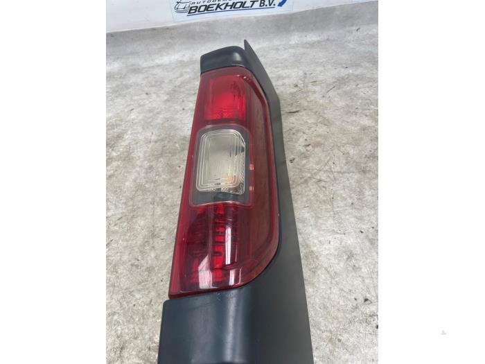 Tylne swiatlo pozycyjne lewe z Vauxhall Vivaro B 1.6 CDTI 90 2015