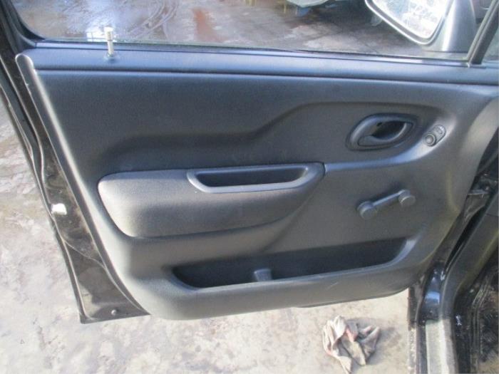Tapizado de puerta de 4 puertas izquierda delante de un Opel Agila (A) 1.2 16V 2004